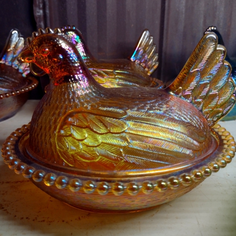 Beautiful vintage carnival glass hen on nest.